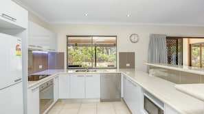 Fridge, microwave, oven, dishwasher - 18 Naiad Court - Rainbow Shores. All on one level. Easy walk to beach (RAINBOW BEACH)