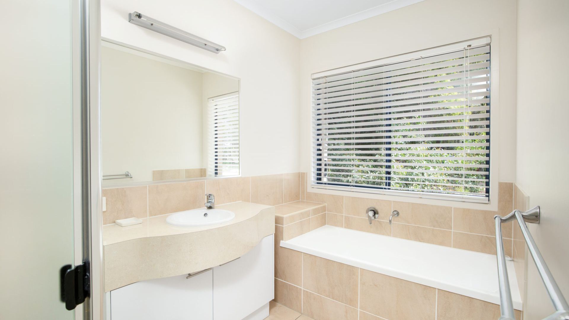 18 Naiad Court - Rainbow Shores. All on one level. Easy walk to beach — image 15