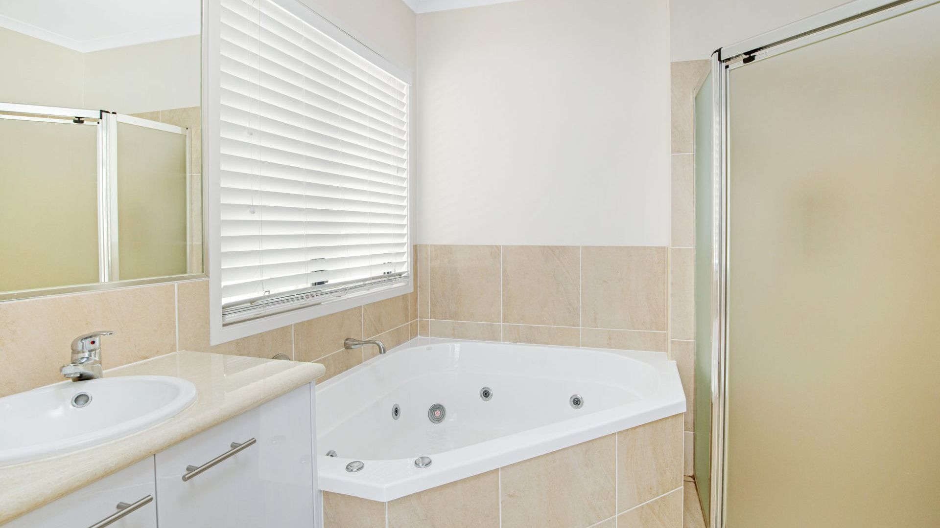 18 Naiad Court - Rainbow Shores. All on one level. Easy walk to beach — image 11