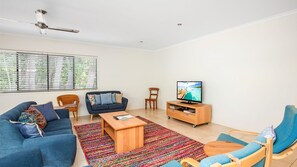 TV, DVD player - 18 Naiad Court - Rainbow Shores. All on one level. Easy walk to beach (RAINBOW BEACH)