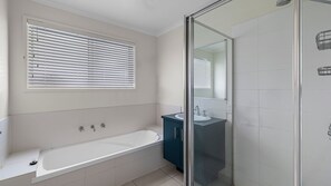 Baignoire, sĂšche-cheveux
