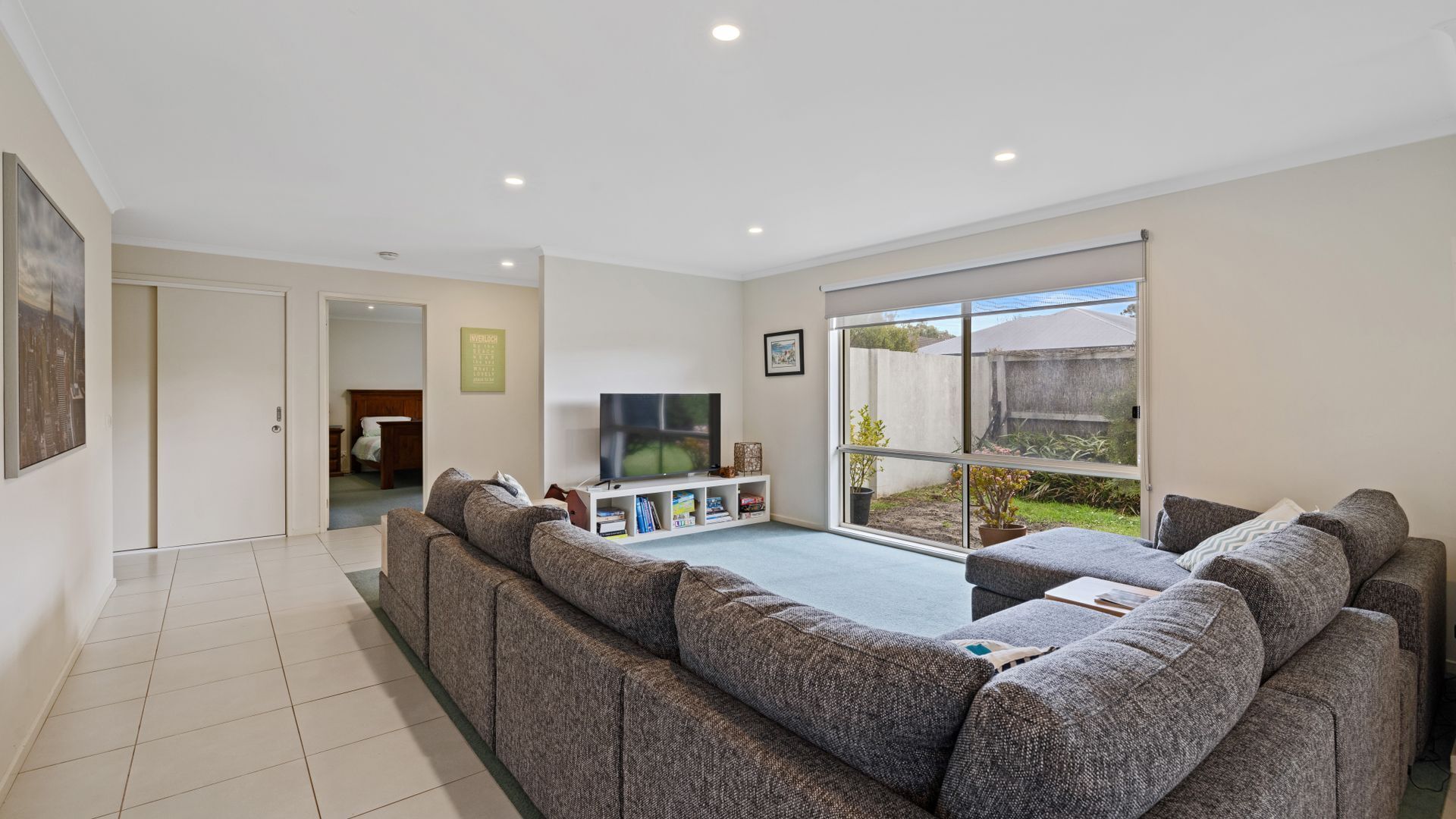 Smart-TV, DVD-spiller, bøker og stereoanlegg