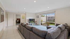 Smart TV, DVD player, books, stereo - Ohana Beach House Inverloch (INVERLOCH)