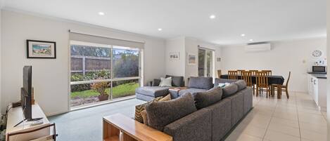 TV connectée, lecteur de DVD, livres, chaßne hi-fi