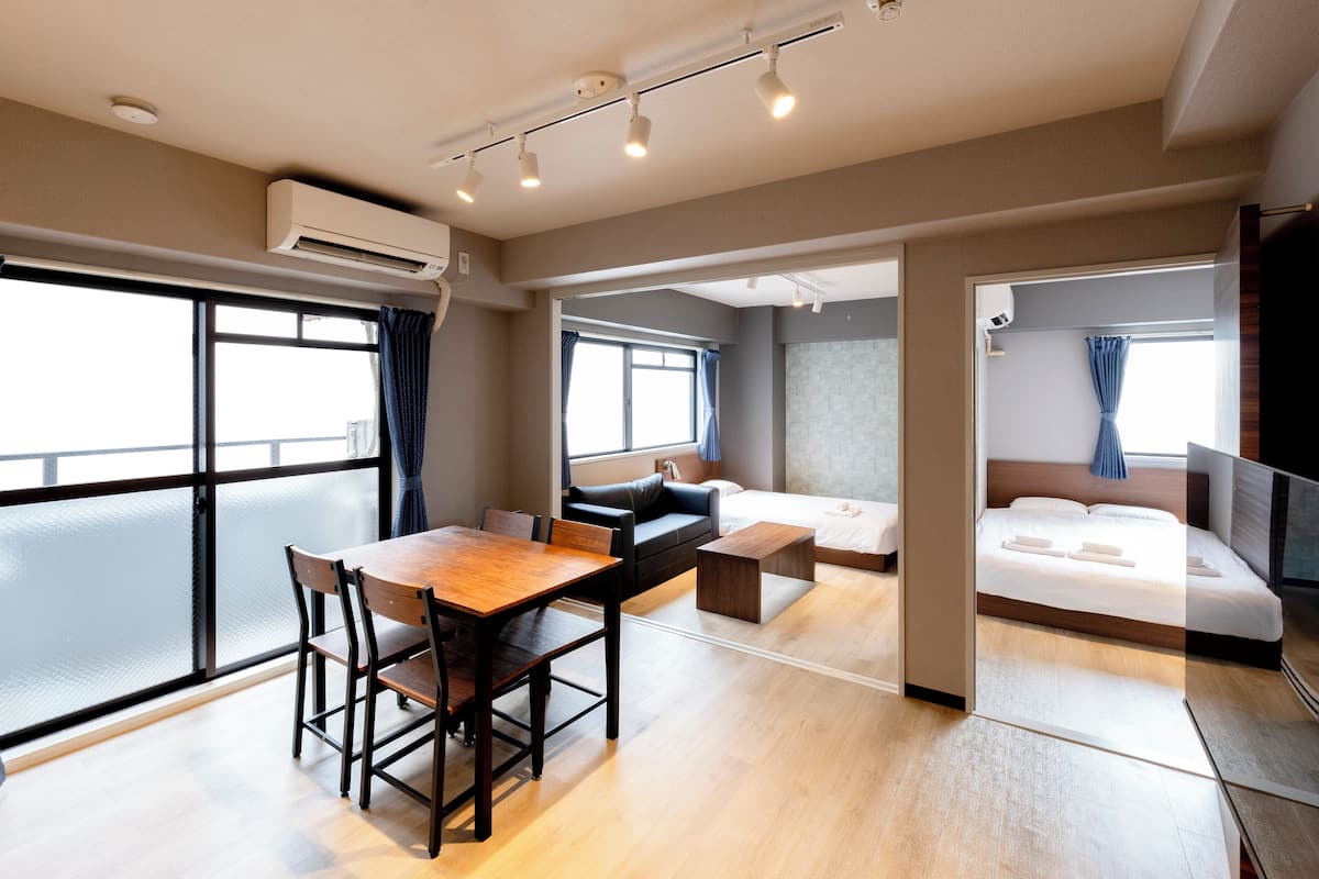 Zimmer (2-8 two bed room type D) | Schreibtisch, laptopgeeigneter Arbeitsplatz, Verdunkelungsvorhänge