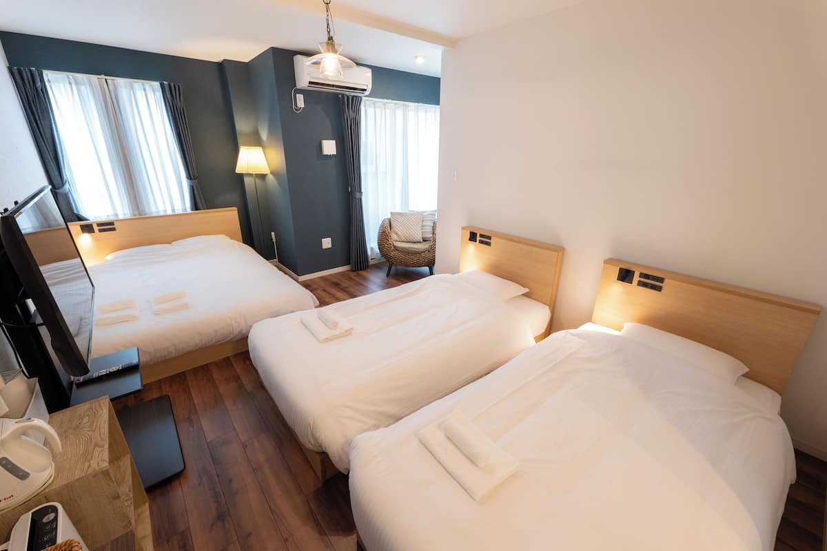 Superior-Vierbettzimmer | Schreibtisch, laptopgeeigneter Arbeitsplatz, Verdunkelungsvorhänge