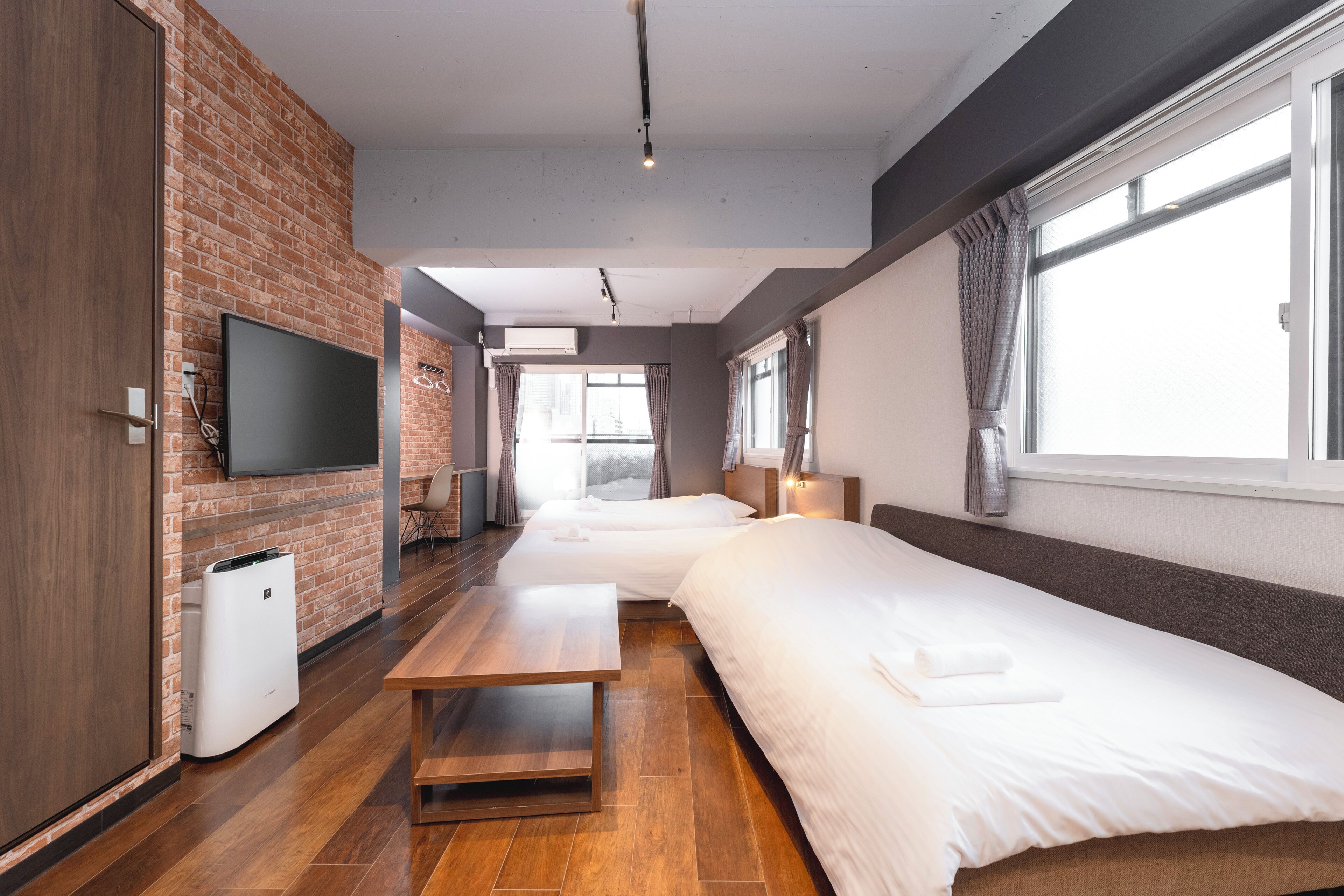 Kamar (2-8 one bed room type B) | Meja kerja, ruang kerja ramah laptop, dan tirai kedap cahaya