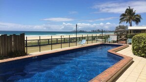 Une piscine avec vue sur la plage et l’océan.
