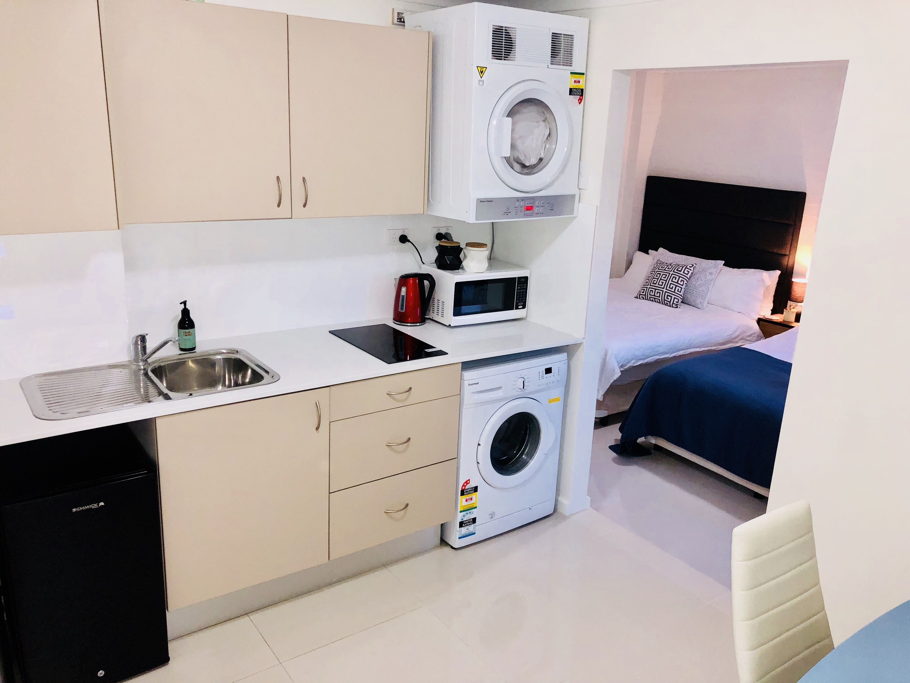 Stylish Studio, Sleeps 4, Aircon 