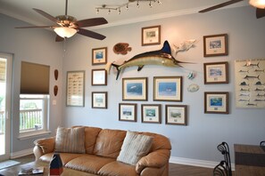 TV connectée, table de tennis de table, livres