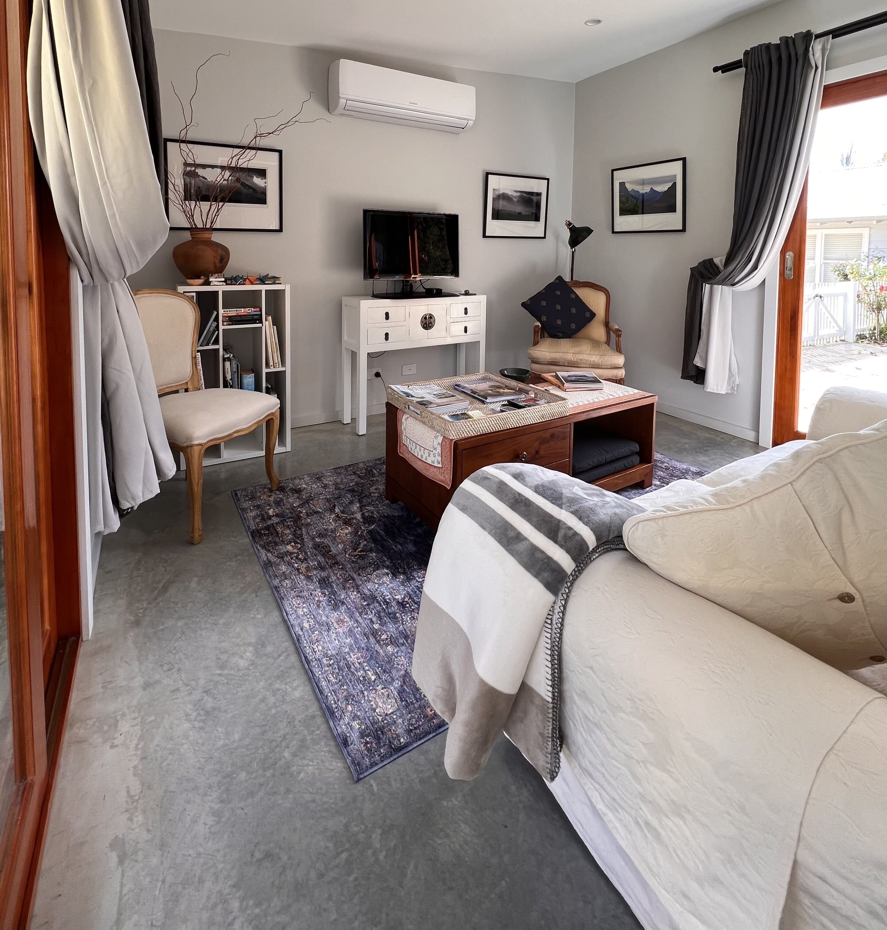 Self Contained One Bedroom Cottage in Garden Setting