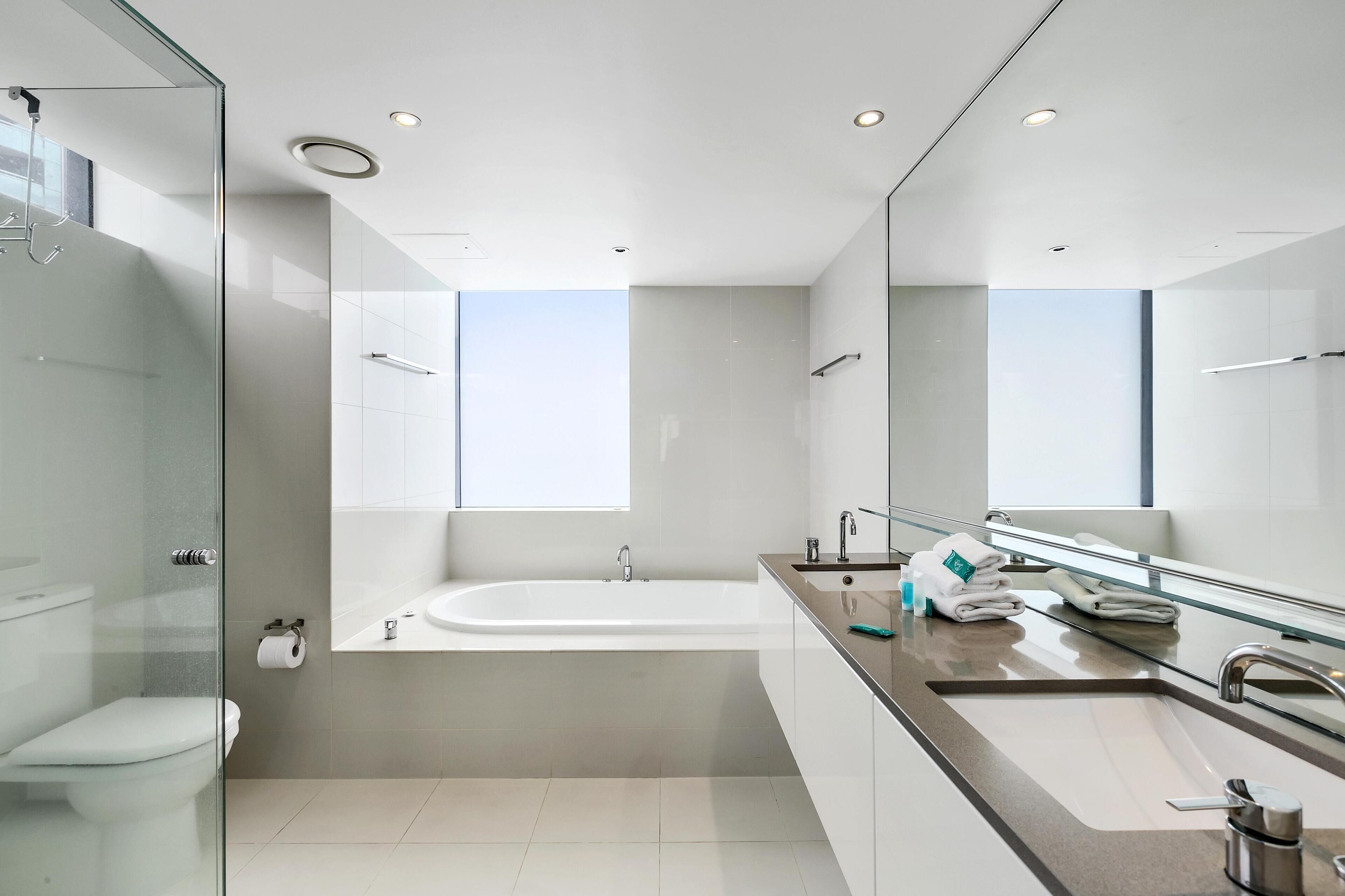Circle on Cavill 3 Bedroom Ocean View — Q Stay — image 14