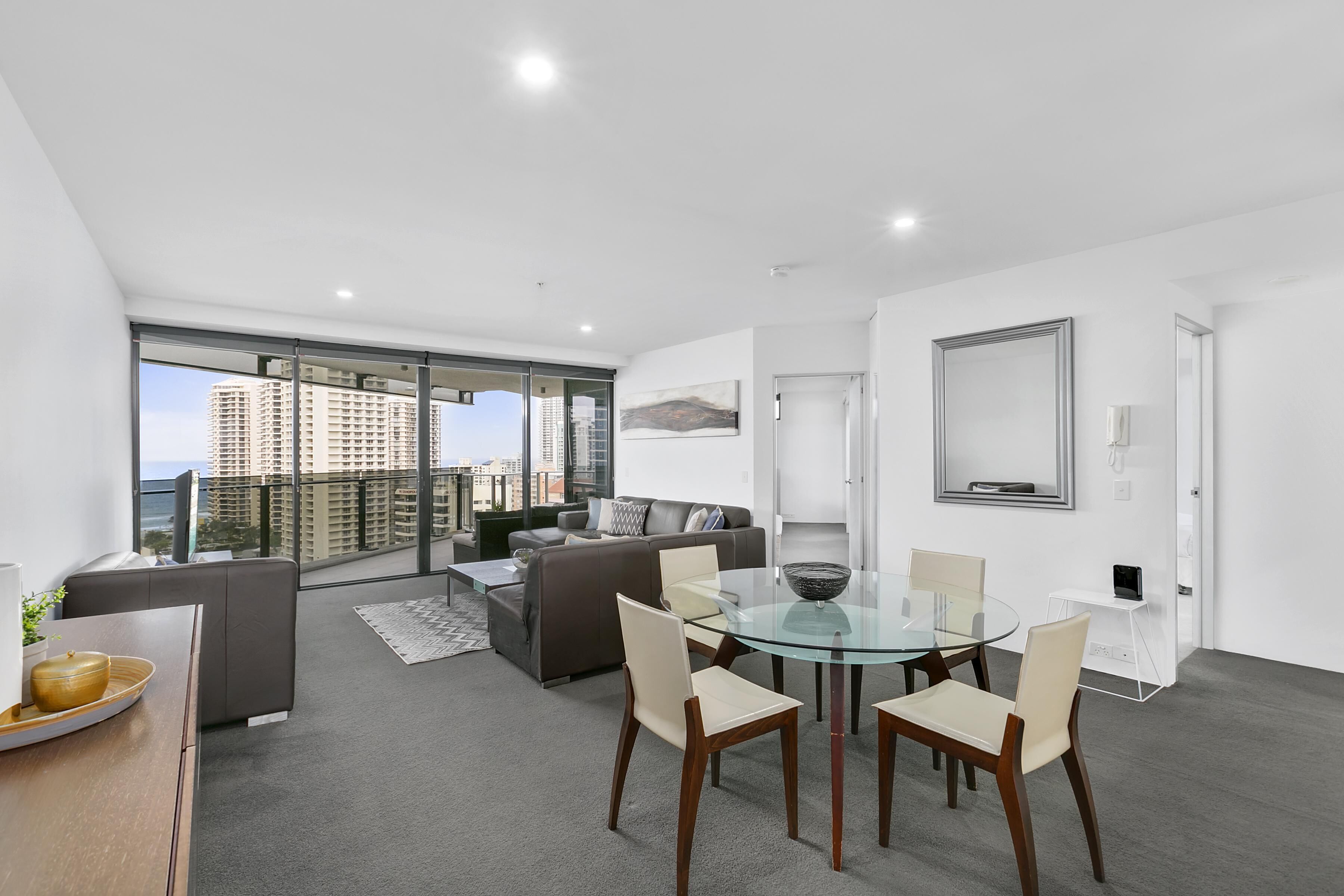 Circle on Cavill 3 Bedroom Ocean View — Q Stay — image 2