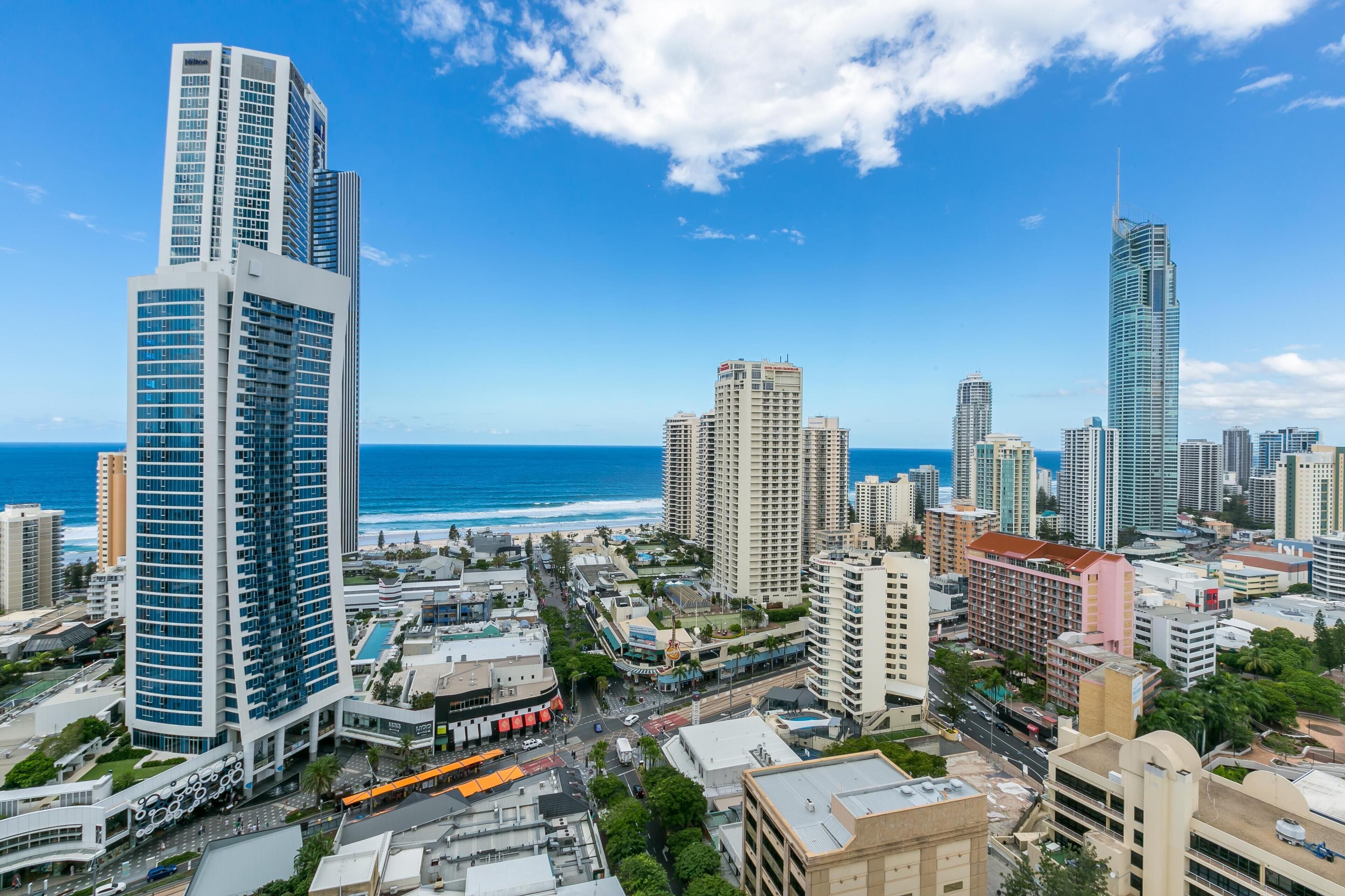 Circle on Cavill 3 Bedroom Ocean View — Q Stay — image 4