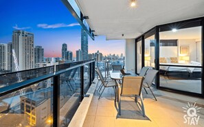 Outdoor dining - Circle on Cavill 3 Bedroom Ocean View — Q Stay (Surfers Paradise)