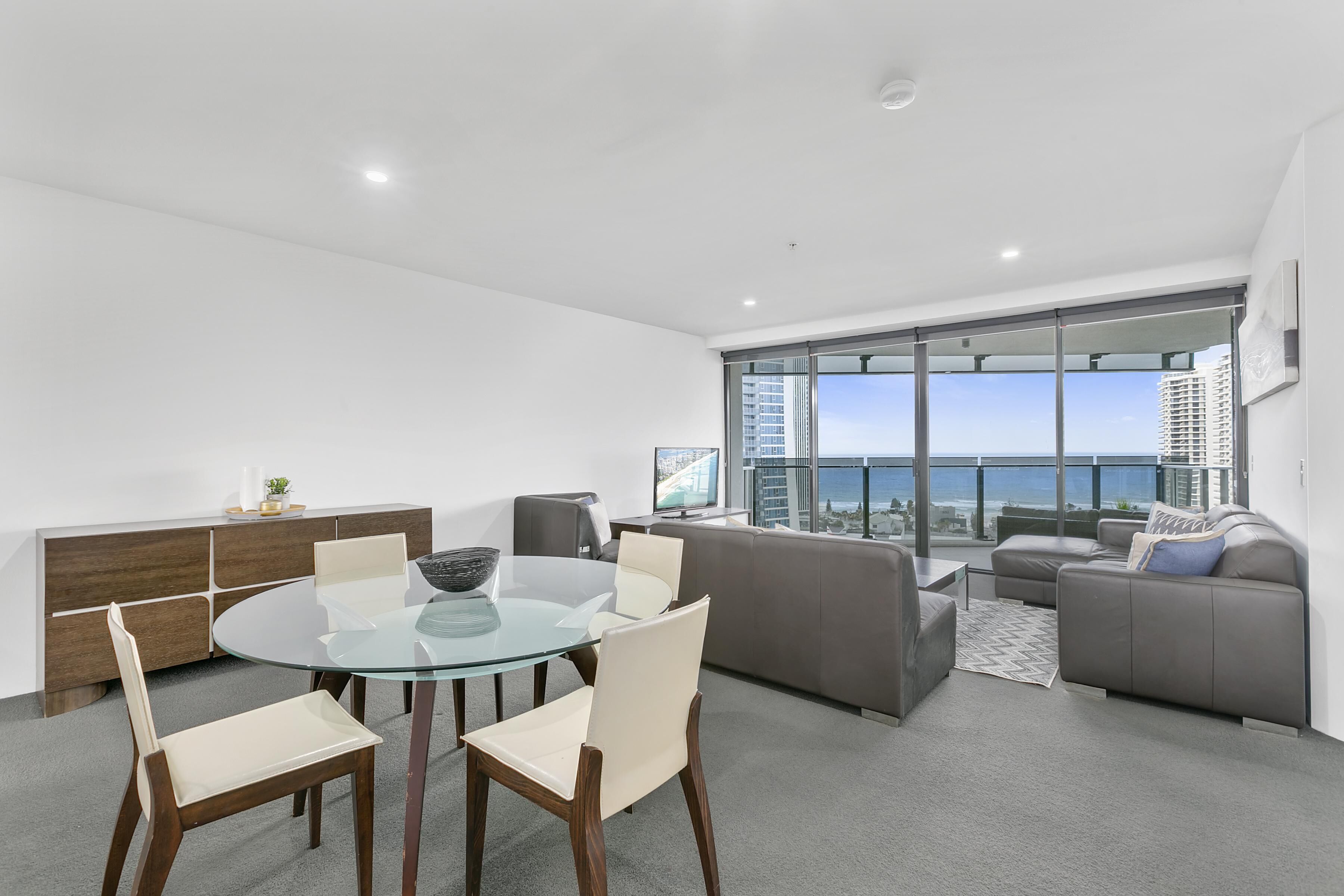 Circle on Cavill 3 Bedroom Ocean View — Q Stay — image 11