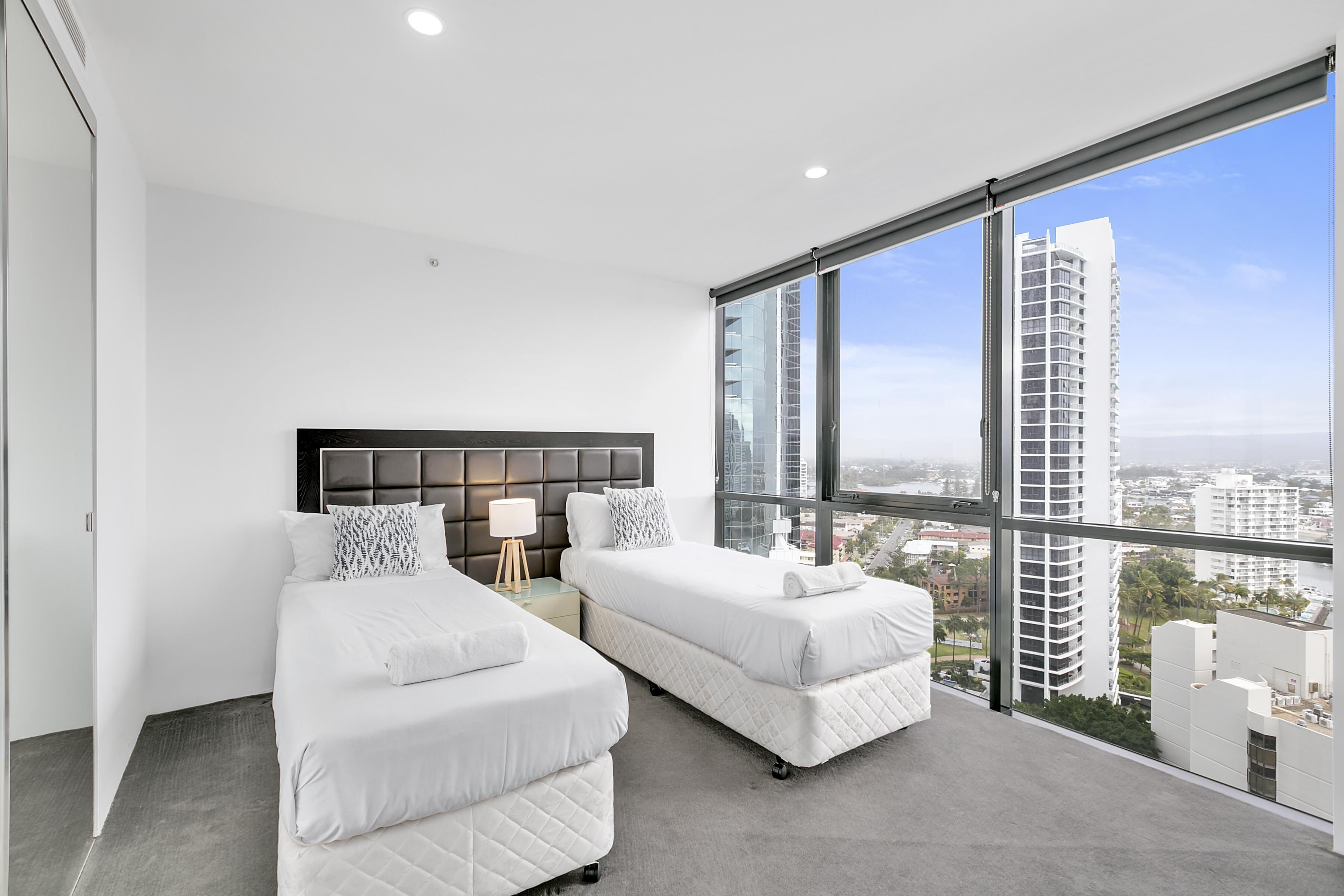 Circle on Cavill 3 Bedroom Ocean View — Q Stay — image 15