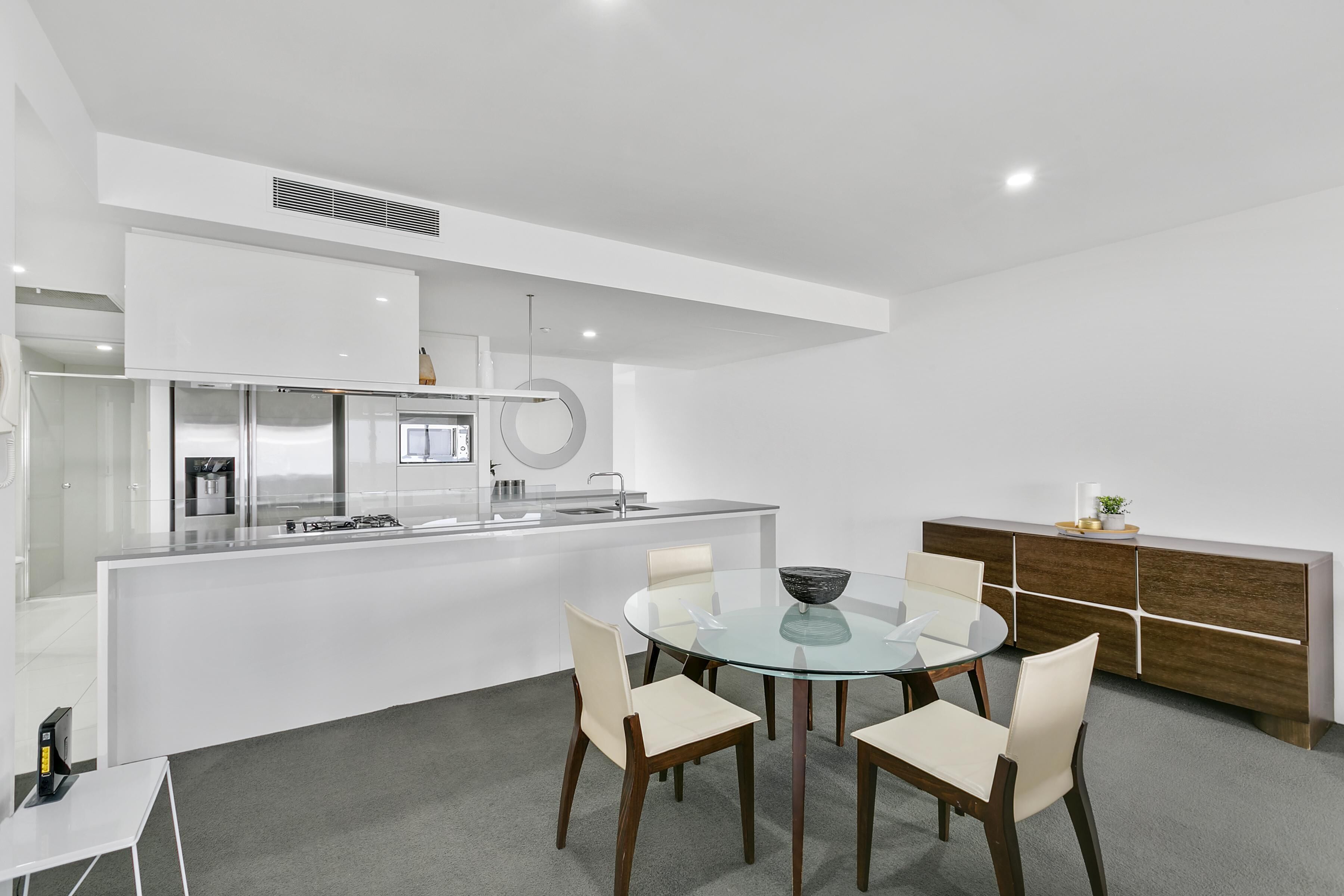 Circle on Cavill 3 Bedroom Ocean View — Q Stay — image 10