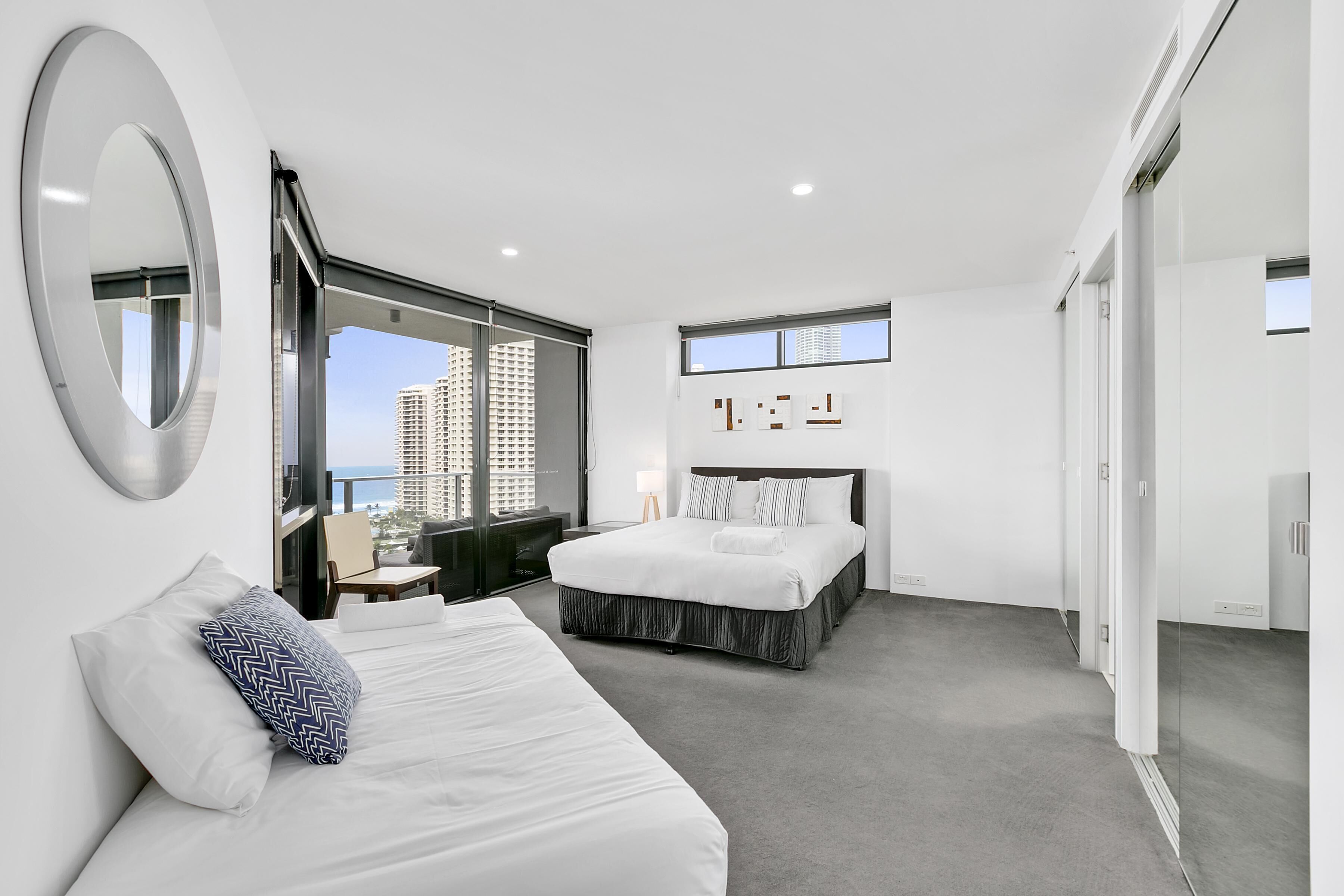 Circle on Cavill 3 Bedroom Ocean View — Q Stay — image 13
