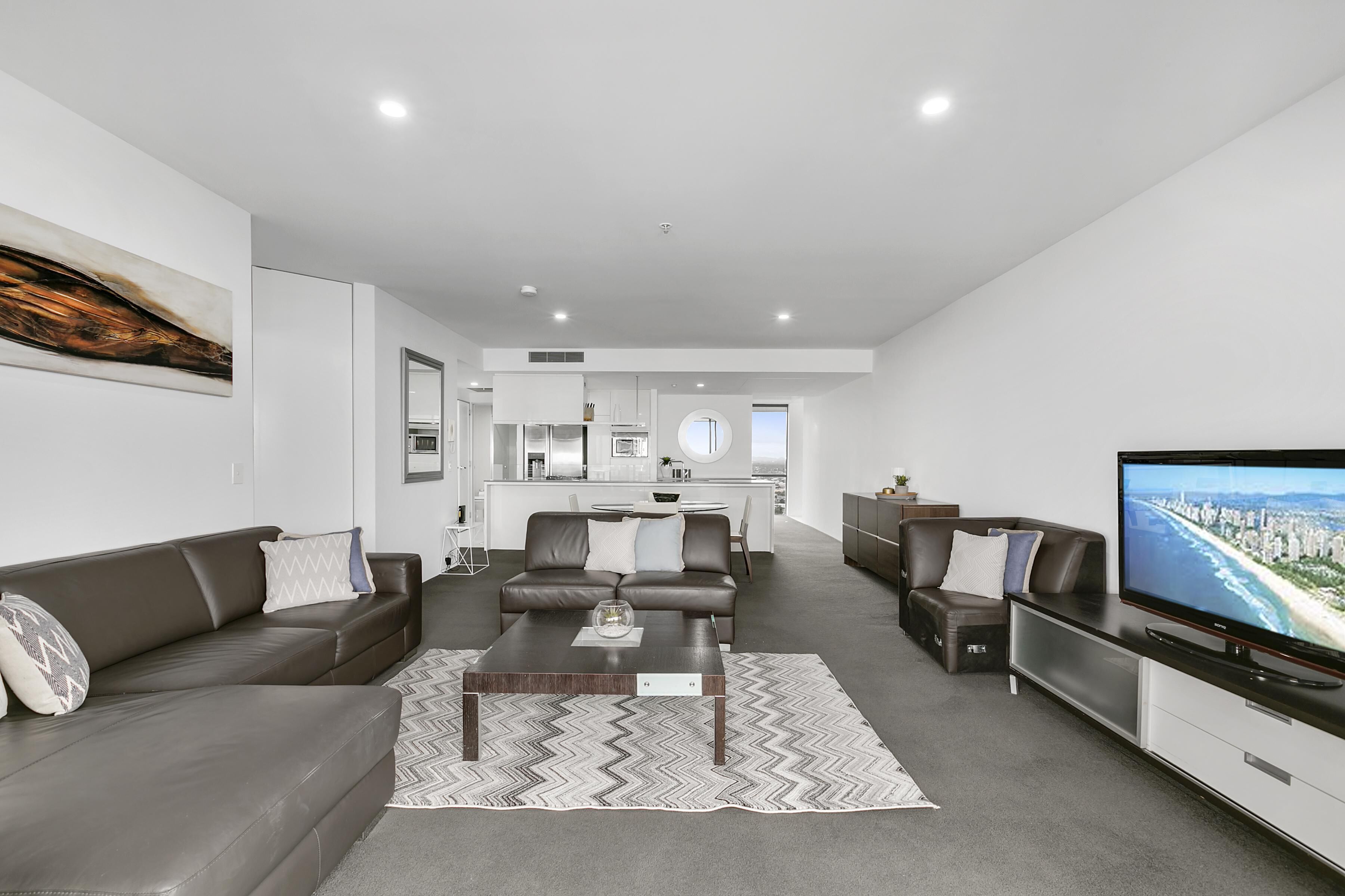 Circle on Cavill 3 Bedroom Ocean View — Q Stay — image 9