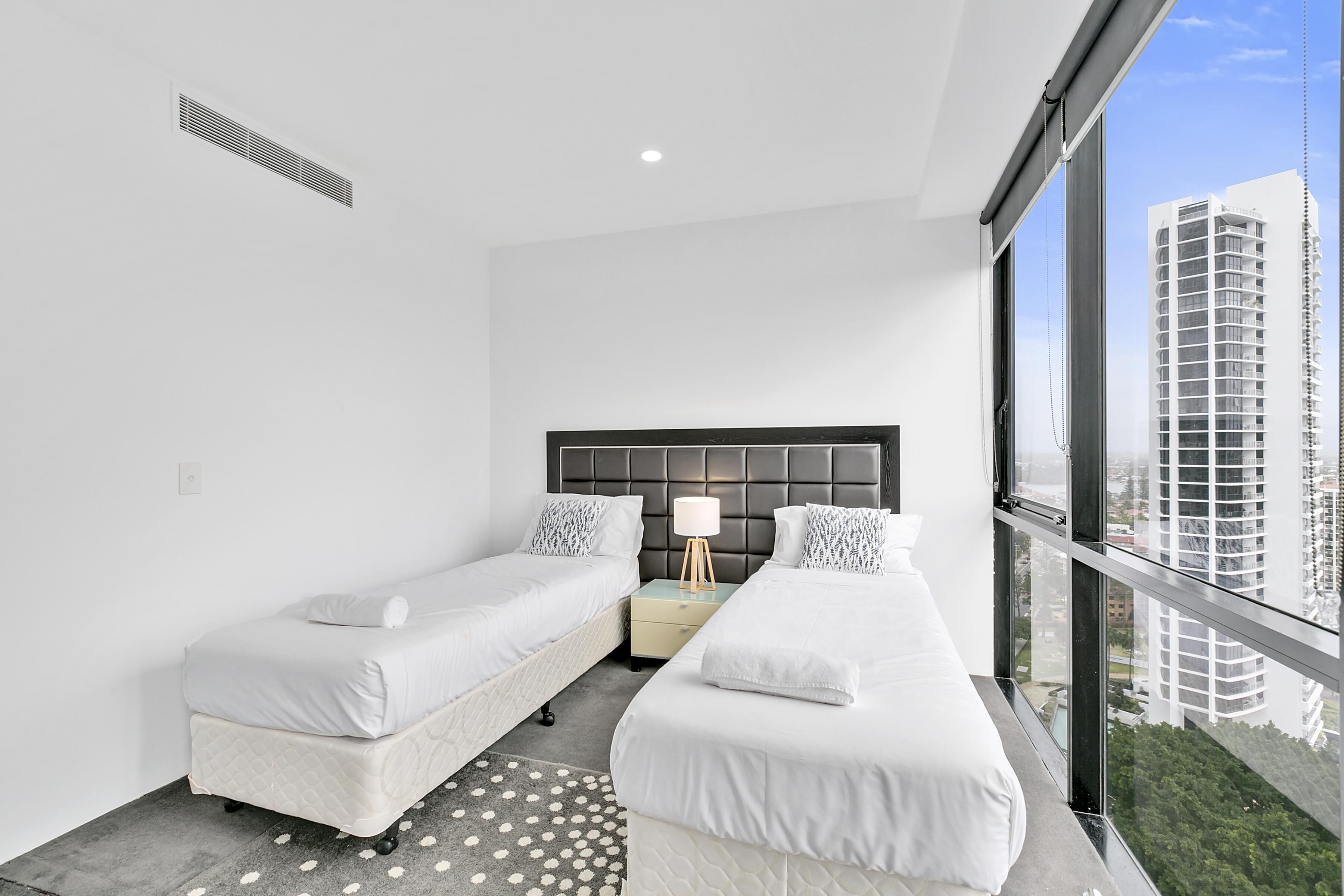 Circle on Cavill 3 Bedroom Ocean View — Q Stay — image 16