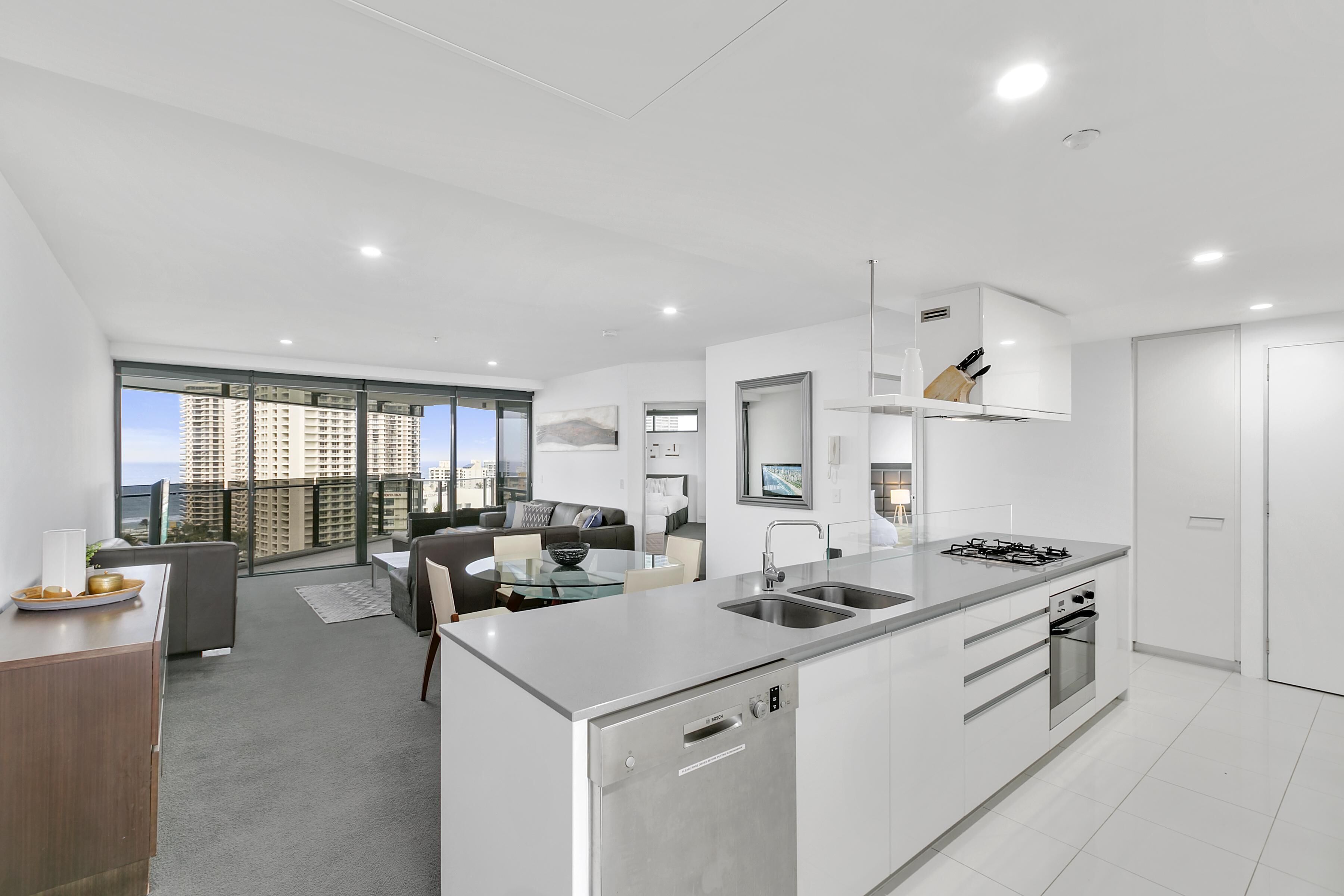 Circle on Cavill 3 Bedroom Ocean View — Q Stay — image 12
