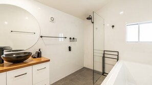 Baignoire, sèche-cheveux