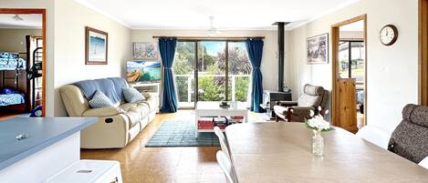 Een televisie en een open haard