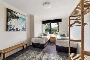 5 bedrooms, iron/ironing board, WiFi, bed sheets