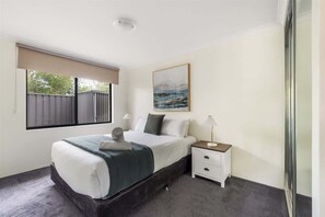 5 bedrooms, iron/ironing board, WiFi, bed sheets