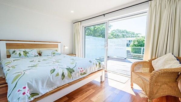 4 bedrooms, iron/ironing board, internet, bed sheets