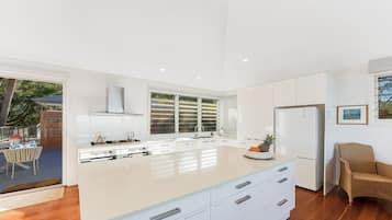 Een magnetron, een oven, een kookplaat, een vaatwasser