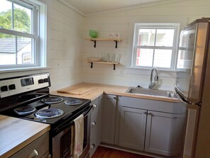 Fridge, oven, stovetop, coffee/tea maker