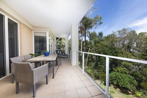 Outdoor dining - Between the ocean and the lake (Green Point)