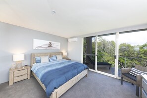 4 bedrooms, desk, iron/ironing board, travel cot - Between the ocean and the lake (Green Point)