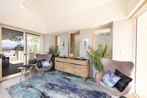 Smart TV, Netflix, DVD player, books