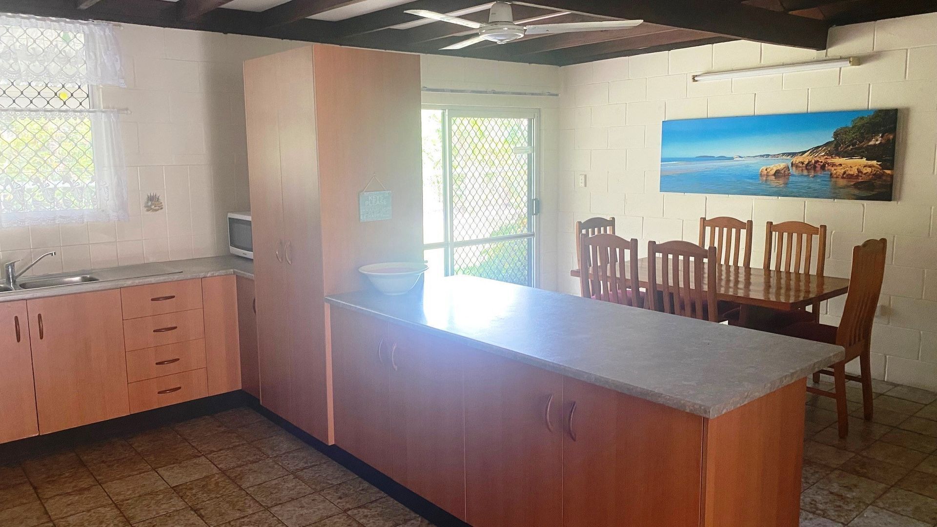 Mikrowelle, Ofen, Toaster, Esstisch