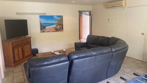 TV, table football - The Red Piranha - Rainbow Beach. Aircon. Walk to beach and main street. (RAINBOW BEACH)