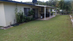 Terrace/patio - The Red Piranha - Rainbow Beach. Aircon. Walk to beach and main street. (RAINBOW BEACH)