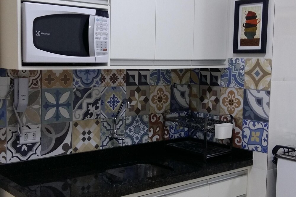 FURNISHED 3 BEDROOM APARTMENT - ACCOMMODATES 6 PEOPLE