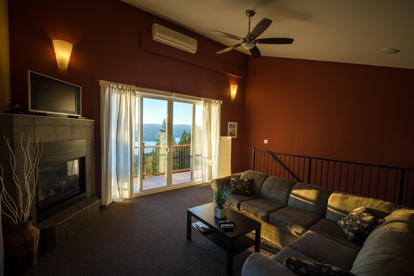 Smart-tv, een open haard, een dvd-speler en een stereo