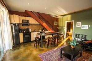 Fridge, microwave, oven, stovetop - Crooked Tree Guest Suites - The Fir Suite (Penticton)