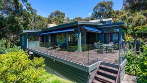 Outdoor dining - The Grove - Perfect Beach House (Lorne)