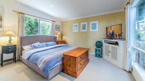 3 bedrooms, iron/ironing board, Internet, bed sheets