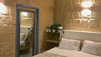 1 habitación, tabla de planchar con plancha, wifi gratis y ropa de cama