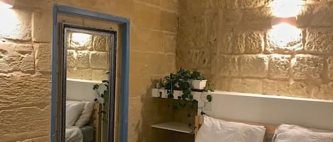 1 habitación, tabla de planchar con plancha, wifi gratis y ropa de cama