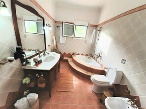 Dusche, Whirlpool, Haartrockner, Hausschuhe