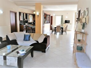 Smart TV, fireplace, video games - Villa Aeolus with private overflow, endless, heated pool and private garden  (Chania)