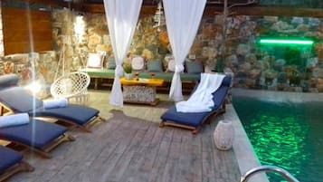 Piscine extérieure, piscine chauffée, chaises longues