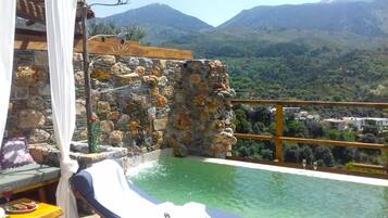 Piscina all'aperto, una piscina riscaldata, lettini